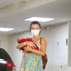Talita Younan deixa a maternidade Perinatal em Laranjeiras, no Rio de Janeiro, com a filha, Isabel, neste sábado, 17 de janeiro de 2021
