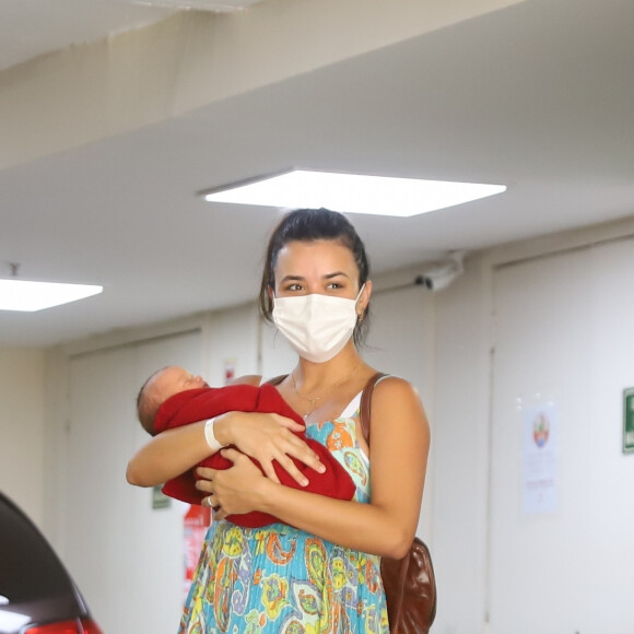 Talita Younan deixa a maternidade Perinatal em Laranjeiras, no Rio de Janeiro, com a filha, Isabel, neste sábado, 17 de janeiro de 2021