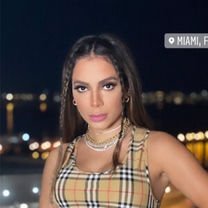 Anitta posa com top e calça da marca Burberry