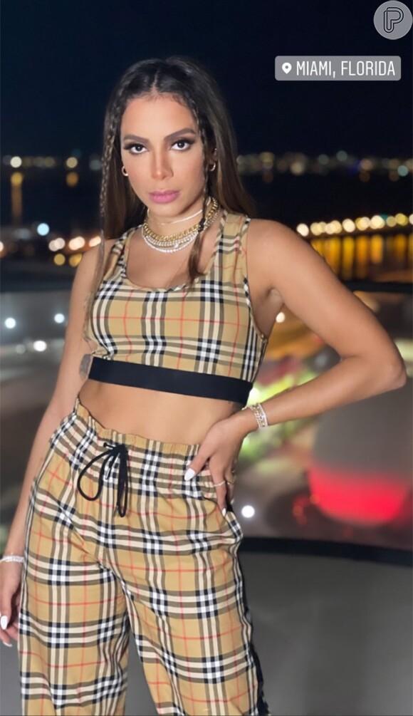 Anitta posa com top e calça da marca Burberry