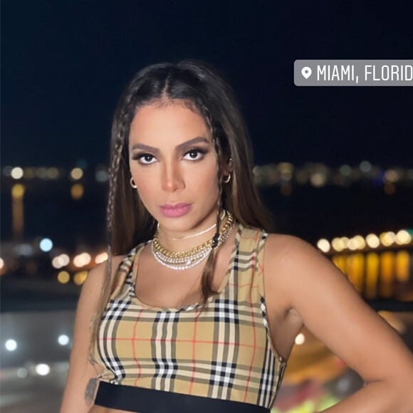 Anitta posa com top e calça da marca Burberry