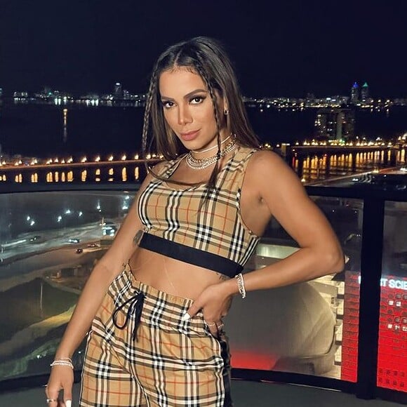 Anitta usou calça que custa £ 430 (R$ 3 mil)