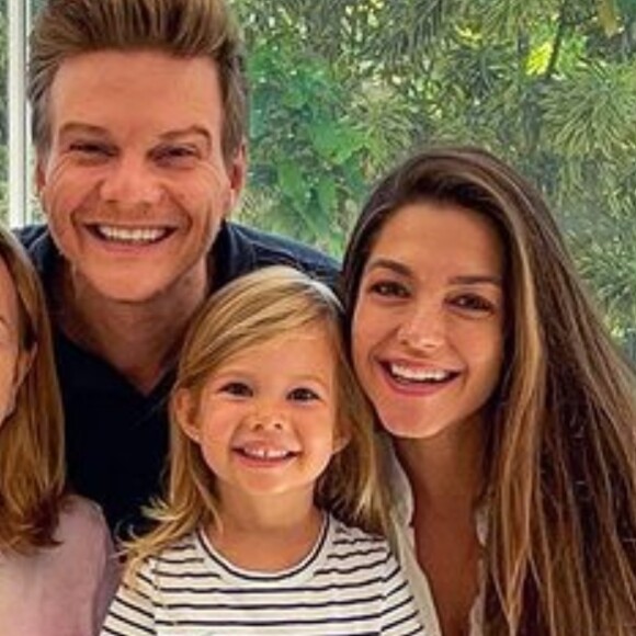 Michel Teló ganha festa surpresa de Thais Fersoza