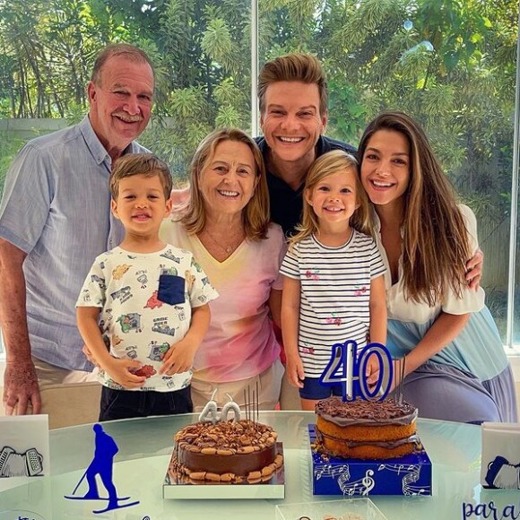 Michel Teló celebra festa surpresa feita por Thais Fersoza