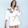 Andressa Suita usa vestido branco com detalhes florais
