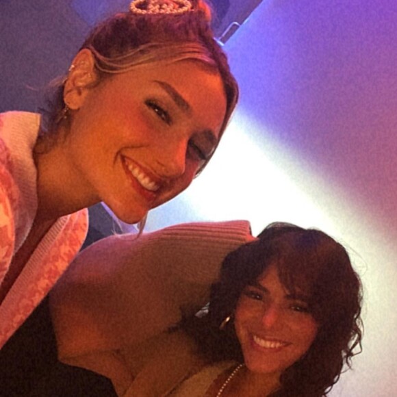 Sasha Meneghel faz foto em bastidor de campanha com Bruna Marquezine
