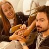 Maiara faz foto com Fernando Zor em avião e detalhe nas mãos chama atenção
