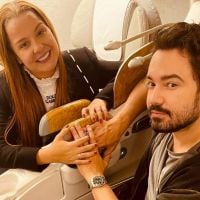 Maiara e Fernando Zor fazem foto em avião e detalhe na mão da cantora chama atenção