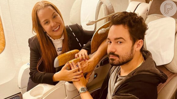 Maiara faz foto com Fernando Zor em avião e detalhe nas mãos chama atenção