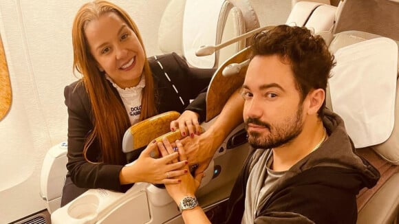Maiara e Fernando Zor fazem foto em avião e detalhe na mão da cantora chama atenção