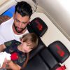 Gusttavo Lima passeou de helicóptero com os dois filhos
