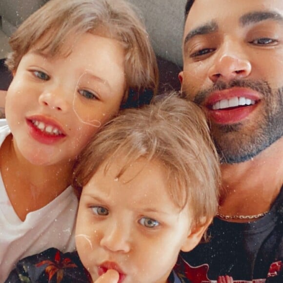 Gusttavo Lima e os dois filhos, Gabriel e Samuel, curtiram passeio de helicóptero juntos