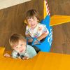 Gabriel e Samuel, de 3 e 2 anos, se divertiram na aeronave do pai