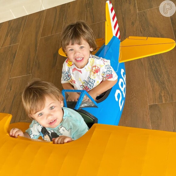 Gabriel e Samuel, de 3 e 2 anos, se divertiram na aeronave do pai
