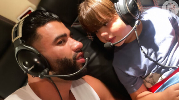 Gusttavo Lima posa com o filho Gabriel em helicóptero personalizado