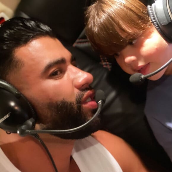 Gusttavo Lima posa com o filho Gabriel em helicóptero personalizado