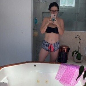 De top e short curto, Mariana Bridi mostra corpo mais magro em foto