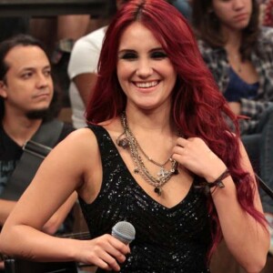 Ex-RBD Dulce Maria lamenta pressão estética sobre corpo