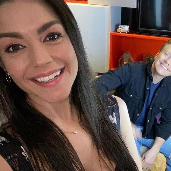 Thais Fersoza elogia Michel Teló em vídeo sem camisa