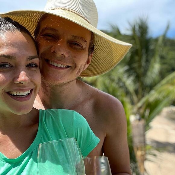 Sem camisa, Michel Teló tem corpo exaltado por Thais Fersoza