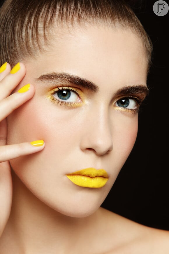 Batom amarelo está na lista de trends de maquiagem