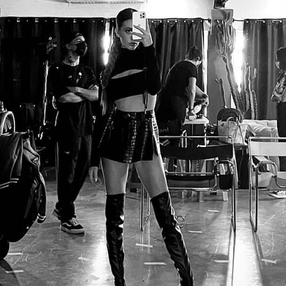 Marina Ruy Barbosa aposta em saia de couro e bota over the knee