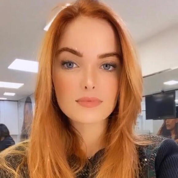 Giovanna Chaves tinha cabelos longos e superloiros antes de ficar ruiva