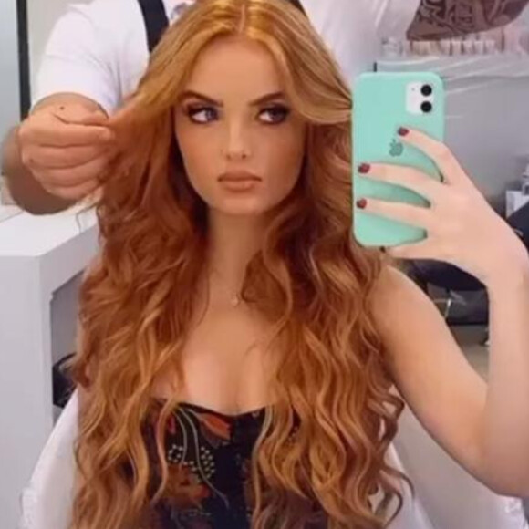 Giovanna Chaves fica ruiva