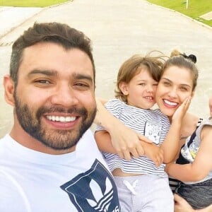 Gusttavo Lima continua sem aliança do casamento em meio a rumor de volta com Andressa Suita