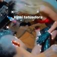 Yasmin Brunet exibe em vídeo de casamento com Gabriel Medina momentos de romance e diversão, quando tatuou a mão do surfista