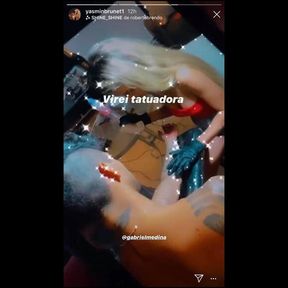 Yasmin Brunet exibe em vídeo de casamento com Gabriel Medina momentos de romance e diversão, quando tatuou a mão do surfista