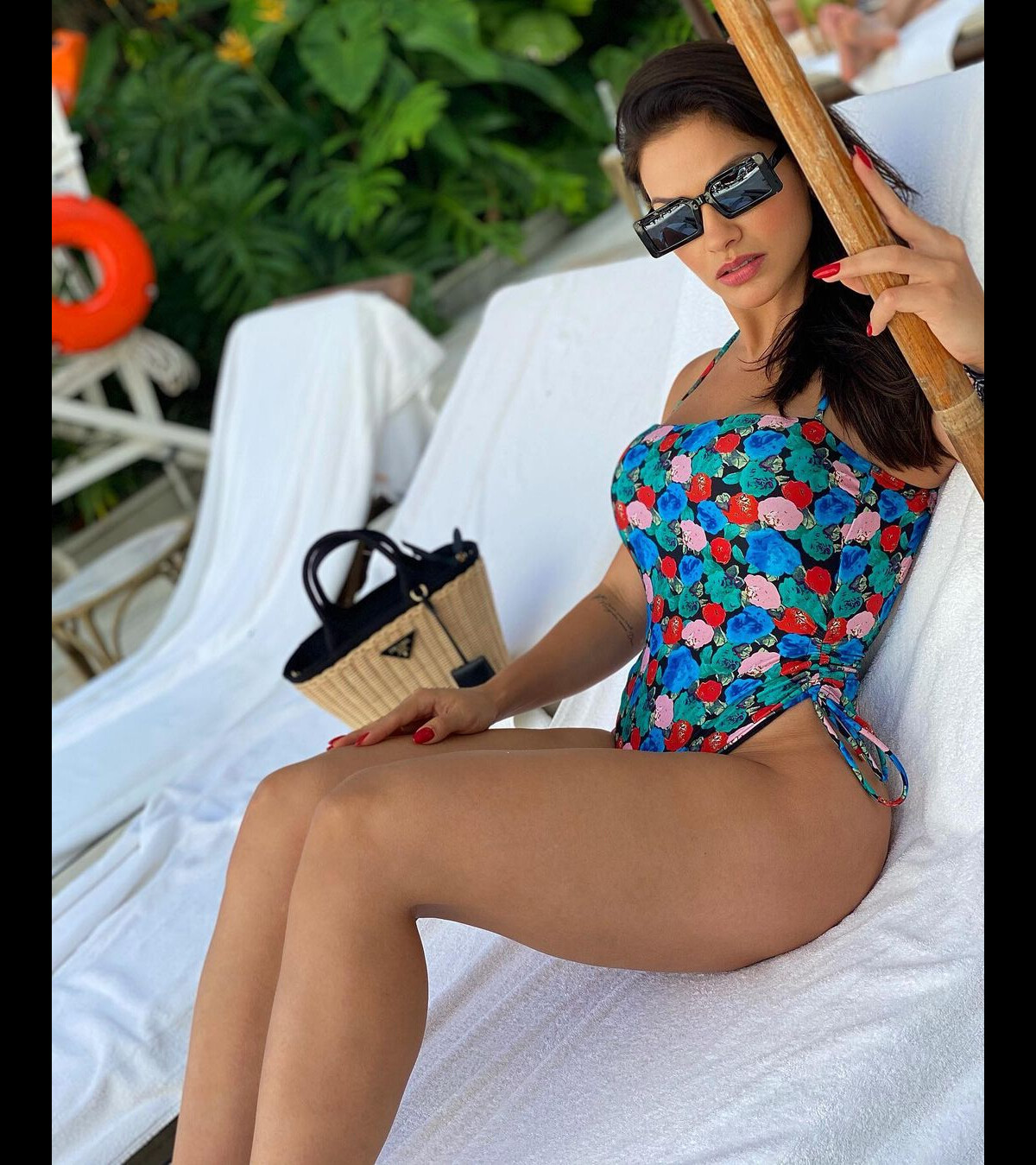 Andressa suita alia maiô floral com óculos vintage e bolsa de palha grifada - foto