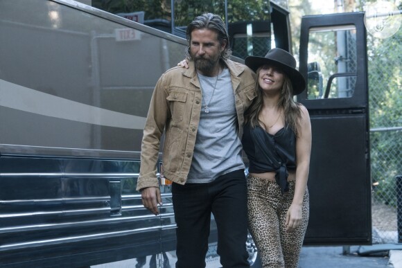 Lady Gaga e Bradley Cooper vivem um casal em "Nasce uma Estrela"