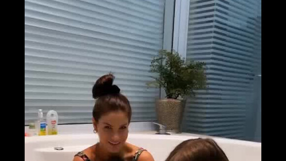 Andressa Suita brinca com filhos em banheira