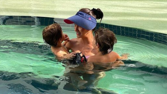 Andressa Suita brinca com os filhos Gabriel e Samuel em banheira: 'Hora do banho'
