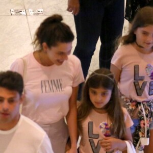 Sofia é vista frequentemente vista em passeio com Mariana Goldfarb e o pai, Cauã Reymond
