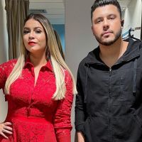 Marília Mendonça usa look all red em foto com namorado, Murilo Huff: 'Trabalhando em casal'