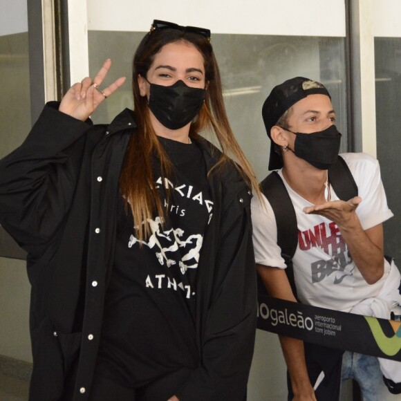 Anitta usa maxicamiseta da grife espanhola Balenciaga