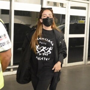 Anitta esbanja simpatia ao desembarcar em aeroporto do Rio de Janeiro