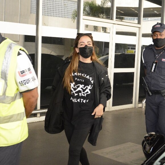 Anitta esbanja simpatia ao desembarcar em aeroporto do Rio de Janeiro