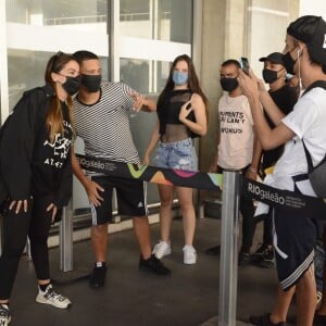 Anitta é tietada por fãs e posa para selfies em aeorporto do Rio de Janeiro