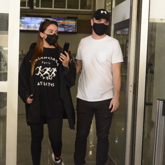 Maxicamiseta usada por Anitta da Balenciaga está à venda na Farfetch por R$ 7,2 mil