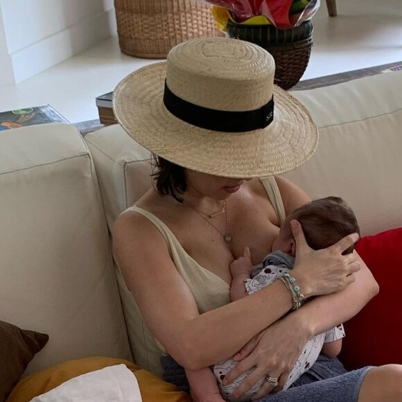 Sthefany Brito foi elogiada pelo irmão em foto amamentando: 'Evolui com muita luz e benção a cada dia. Muito orgulho'