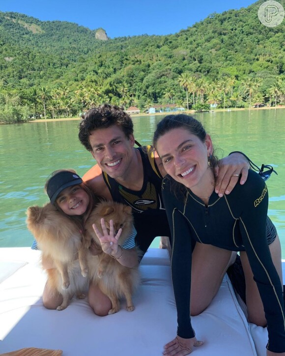 Mariana Goldfarb compartilhou foto com Cauã Reymond e a filha dele, Sofia, durante passeio no litoral