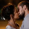 Vicente (Rafael Cardoso) é ovacionado pelos convidados e Maria Clara (Andreia Horta) o beija, em 'Império'