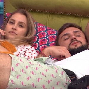 Arthur, do 'BBB21', teve cliques íntimos vazados e internautas citaram romance com Carla Diaz