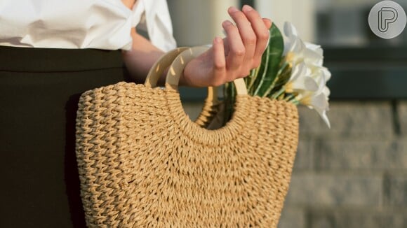 Bolsa de palha é item versátil da moda de verão