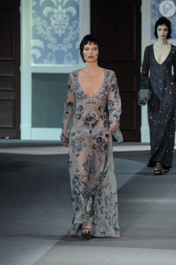 Kate Moss usa um vestido cinza transparente, bordado com flores azuis, a modelo abriu a apresentação da coleção criada por Marc Jacobs