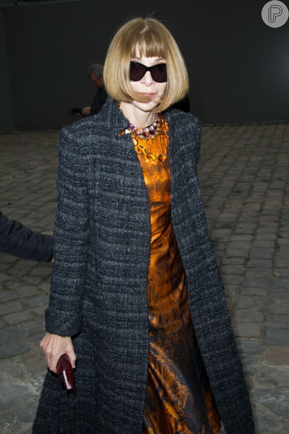 Anna Wintour posa na saída do desfile da coleção outono/inverno 2013-2014 da Louis Vuitton