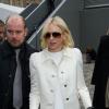 Naomi Watts escolheu um look branco e deixou a sala de desfile da Louis Vuitton escoltada por seguranças